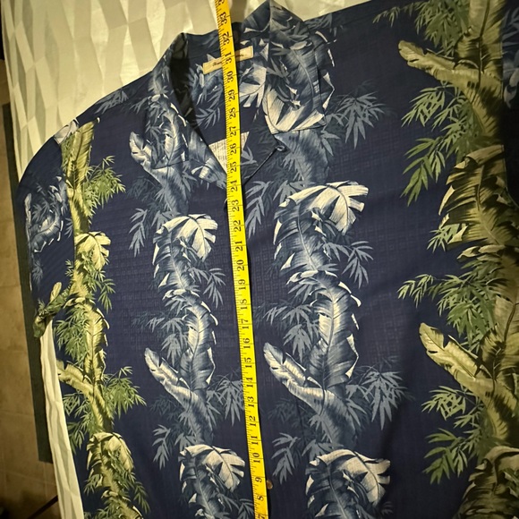 Tommy Bahama’s 100% silk short sleeve button down - Picture 3 of 6
